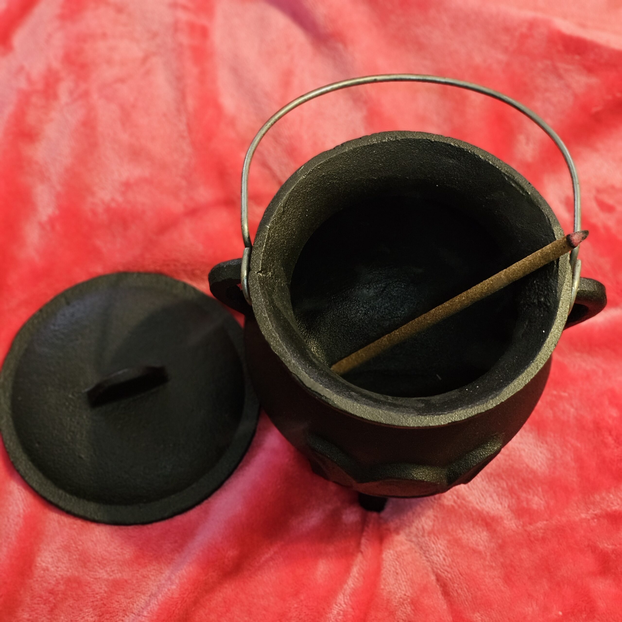 Cast Iron Cauldron - Triple Moon (7 in.) - Image 4